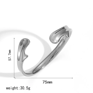 Vista dettagliata del bracciale ondulato in acciaio inossidabile argento, 75mm e 30,5g