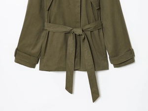 Détail de la ceinture et des poignets ajustables d'un trench-coat vert olive élégant