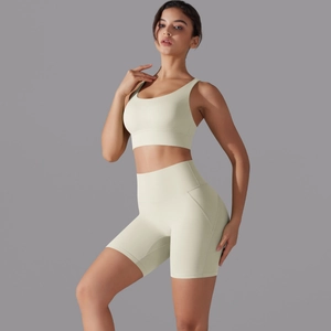 Dettaglio dei pantaloncini da ciclista fitness a vita alta con cuciture laterali