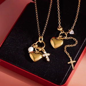 Elegante goldene Herz- und Perlenanhänger in einer luxuriösen Schmuckschatulle