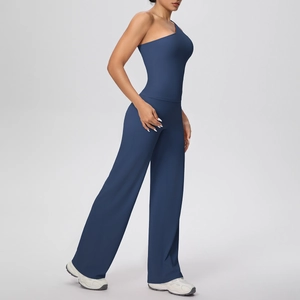 Détail du haut de yoga à épaule dénudée bleu marine et pantalon large sur modèle