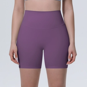 Détail du short de yoga violet à taille haute montrant le tissu extensible et ajusté