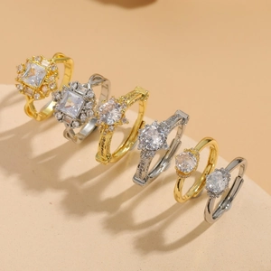 Vue détaillée de six bagues géométriques en zircon plaqué or et argent avec pierres brillantes