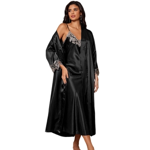 Ensemble de pyjama en satin noir pour femme avec dentelle argentée et peignoir