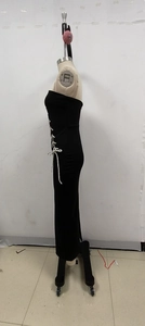 Détail du cordon en strass sur robe noire moulante avec des accents de cristaux sur le côté