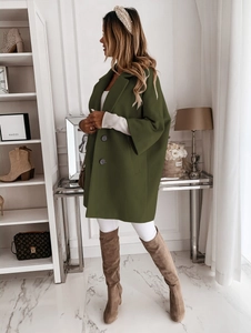 Détail du manteau en laine vert armée avec boutons à double boutonnage et manches trois-quarts