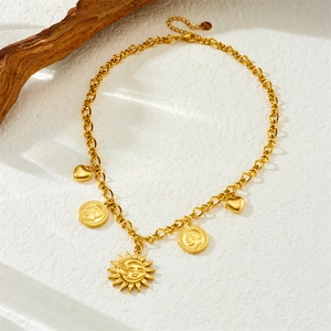 Collier en acier inoxydable doré avec pendentifs soleil, cœur et médailles sur bois