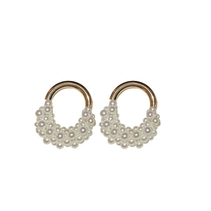 Orecchini vintage a forma di U in oro con perle a grappolo per donna stile
