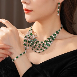 Parure de bijoux de luxe avec pierres vertes, collier noeud, boucles et bracelet