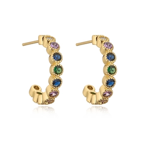 Orecchini a forma di C placcati in oro con pietre di zircone colorate su sfondo bianco