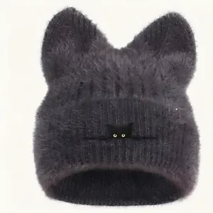 Detailansicht der dunkelgrauen Plüsch-Katzenohrenmütze mit süßer Katzenaugen-Stickerei