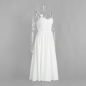 Détail de la robe midi blanche en coton avec plis froncés et ourlet de jupe fluide