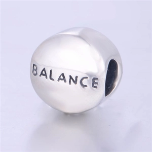 Primer plano de cuenta redonda de plata 925 con grabado Balance para pulseras