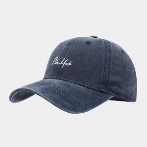 Détail de la casquette de baseball en coton lavé bleu marine avec broderie New York