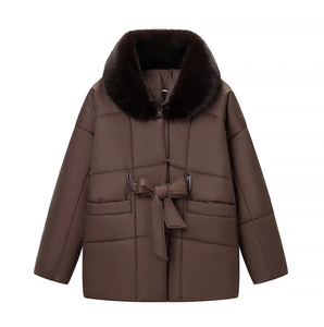 Cappotto imbottito marrone con collo in pelliccia e cintura su sfondo bianco