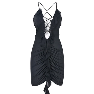 Détail de mini-robe noire sexy en mesh avec col en V profond, laçage et volants