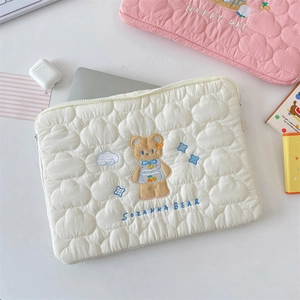 Detalle de funda acolchada para portátil con bordado de oso para tabletas de 13-14 pulg