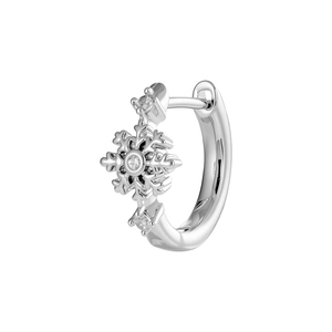 Élégante boucle d'oreille flocon de neige en argent avec zircons sur fond blanc pur
