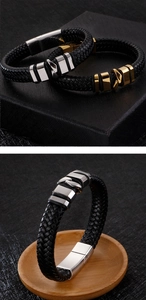 Détail du bracelet en cuir tressé noir avec fermoirs magnétiques en acier doré et argenté