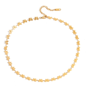 Dettaglio della collana a farfalla in oro 18K con chiusura regolabile incisa S.STEEL