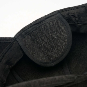 Detailansicht der Innenseite der Wintermütze mit verstellbarem Gummiband und verstärkter Naht