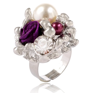 Détail d'une bague réglable argentée avec rose violette perle et grand cristal