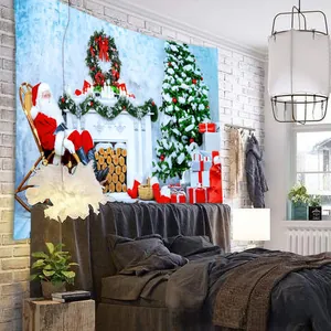 Detailweergave van een kerstman kerstwandtapijt met een gezellige haardscène