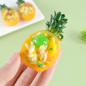Dettaglio macro di riso fritto all'ananas in miniatura con trame di resina realistiche