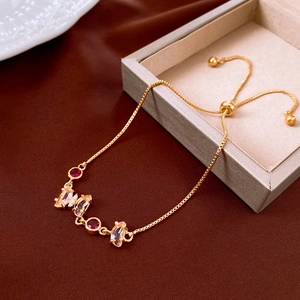 Détail du bracelet papillon en zircon doré sur boîte à bijoux avec chaîne réglable