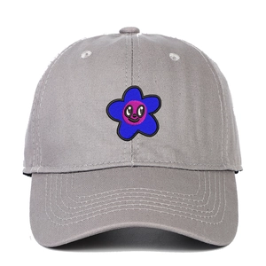 Détail de la fleur brodée bleue et violette avec smiley cartoon sur casquette en coton gris