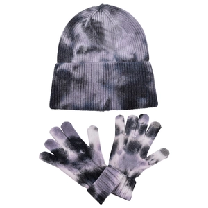 Nahaufnahme von Batik-Strickmütze und Handschuhen in grau-violettem Winterset