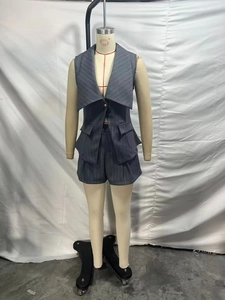 Détail de l'ensemble gilet et short à rayures grises avec col cranté et boutons