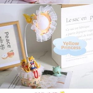 Dettaglio di lampada notturna floreale fai-da-te con base e statuetta di Sailor Moon