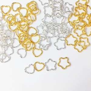 Détail des connecteurs en métal en forme de cœur et d'étoile en or et argent pour bijoux