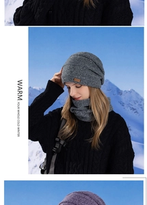 Détail d'un ensemble bonnet et écharpe en maille grise avec texture douce et écusson