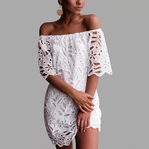 Weißes Spitzen-Minikleid mit Carmen-Ausschnitt, eleganten Lochstickereien und halben Ärmeln