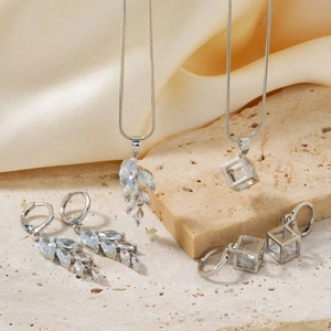 Ensemble de Bijoux en Alliage de Luxe avec Strass pour Femmes Collier Pendentif Cube Géométrique et Feuille Boucles d'Oreilles Clous Argent