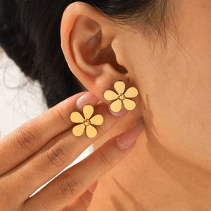 Daisy Flower Stud Earrings 18K Gold Plated Stainless Steel Simple Ins Style Minimalist Jewelry For Women