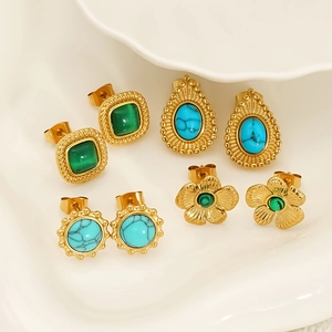 Lot de quatre puces d'oreilles en acier doré 18K avec turquoise et pierres vertes