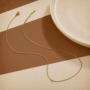 Détail d'un collier chaîne serpent plat plaqué or 18k avec fermoir homard et extension