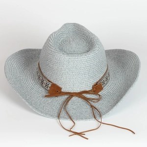 Dettaglio cappello di paglia azzurro con nastro geometrico bianco e nero e fiocco chic