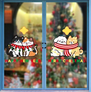 Dettaglio di adesivi statici per finestre con gattini, cuccioli e auguri di Natale