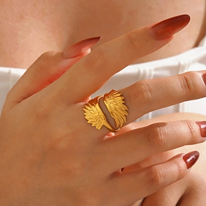 Minimalistischer goldener Ring in Flügelform aus Edelstahl mit feiner Federstruktur
