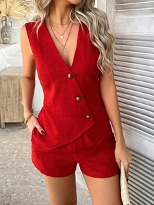 Dettaglio del set gilet rosso con scollo a V e pantaloncini in tessuto lino