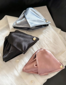Détails des pinces à cheveux en satin triangle bleu, noir et rose avec boucles dorées