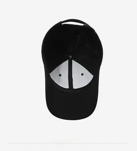 Détail de la doublure en maille respirante et de l'avant structuré de la casquette noire