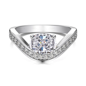 Elegante anillo de plata S925 con circonita ovalada y banda en V con pequeños diamantes