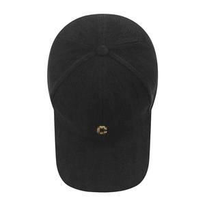 Casquette de baseball noire à chevrons avec emblème C en métal doré sur blanc