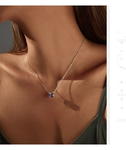 Nahaufnahme der glitzernden blauen Edelstein-Halskette aus Silber an einem Modell getragen