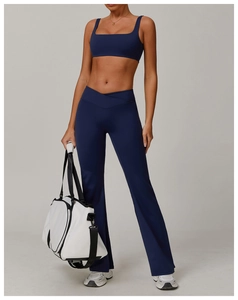 Détail de la brassière sport marine et du pantalon de yoga évasé à taille croisée